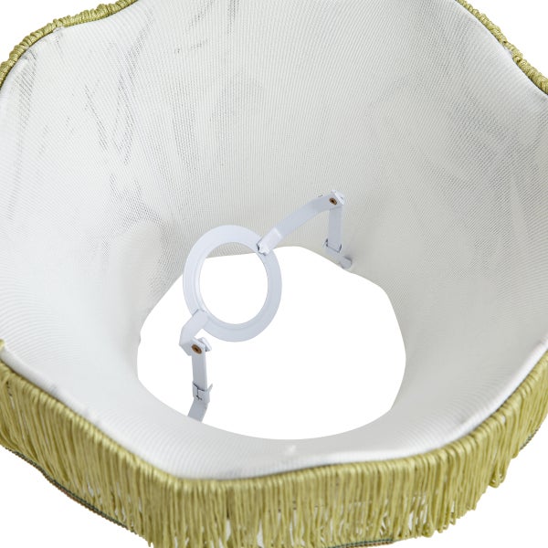 Innenansicht eines Lampenschirms mit weißem Metallgestell und Fransenrand.