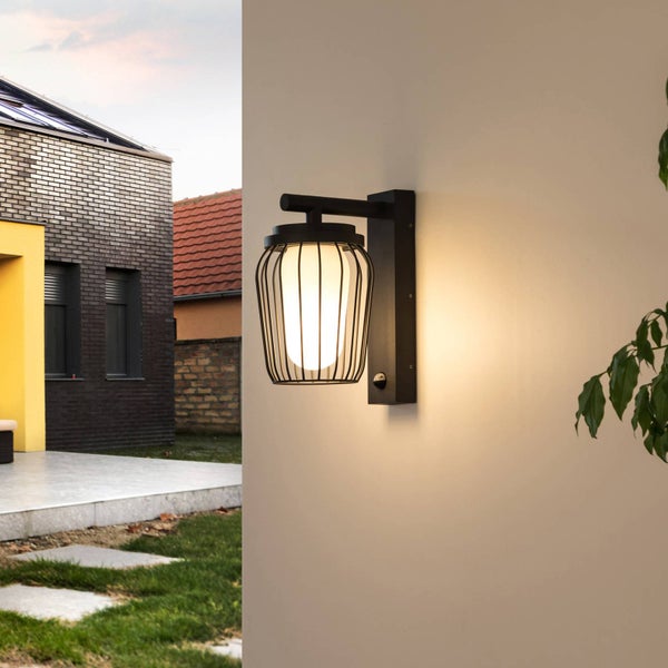Lucande Wandleuchte außen Chandan mit Bewegungsmelder (spritzwassergeschützt (Modern) in Schwarz aus Aluminium (1 flammig, E27) - Wandlampe für Außenwand/Hauswand Haus Terrasse und Balkon