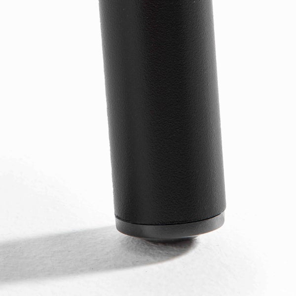 Detailansicht eines schwarzen Möbelbeins mit strukturierter Oberfläche und Kunststoffgleiter.