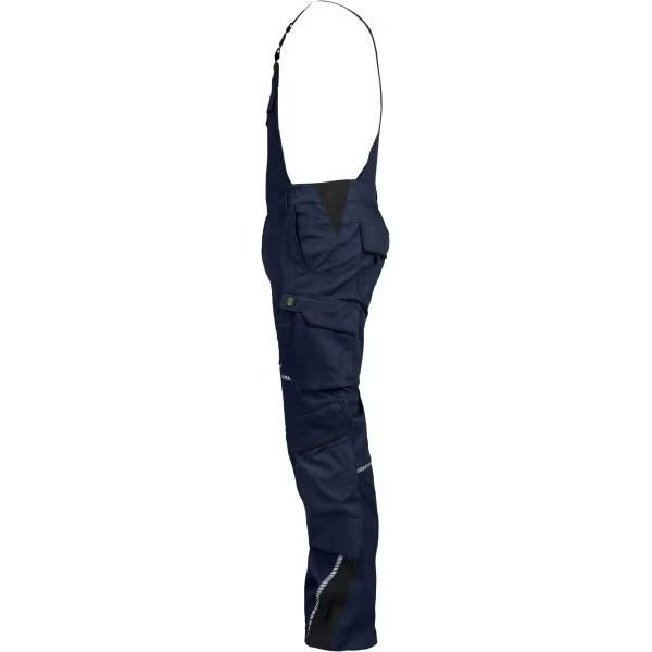 Dunkelblaue Arbeitslatzhose in der Seitenansicht mit mehreren Taschen und Knieverstärkungen.