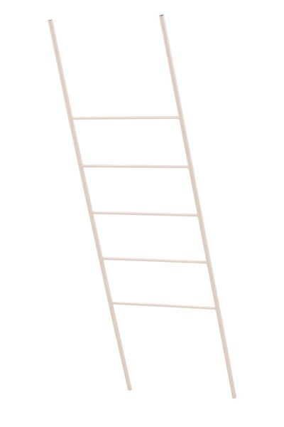 Dekoratives Badezimmer mit Handtuchleiter, Handtuch, Badebürste, Vase und Kerze