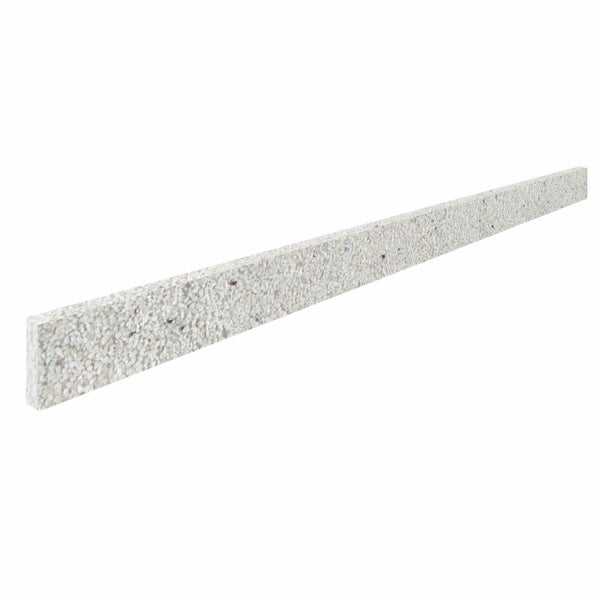 Schmale Bordüre aus Kieselsteinmosaik für Wand- und Bodenabschlüsse.