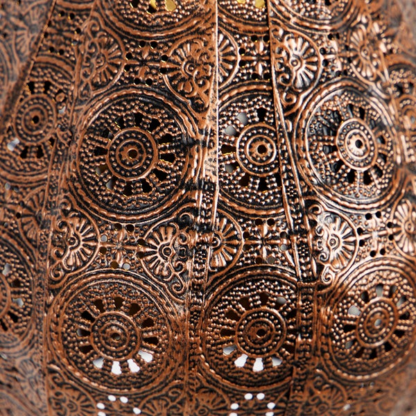 Detailansicht einer verzierten Metalllaterne mit orientalischem Muster