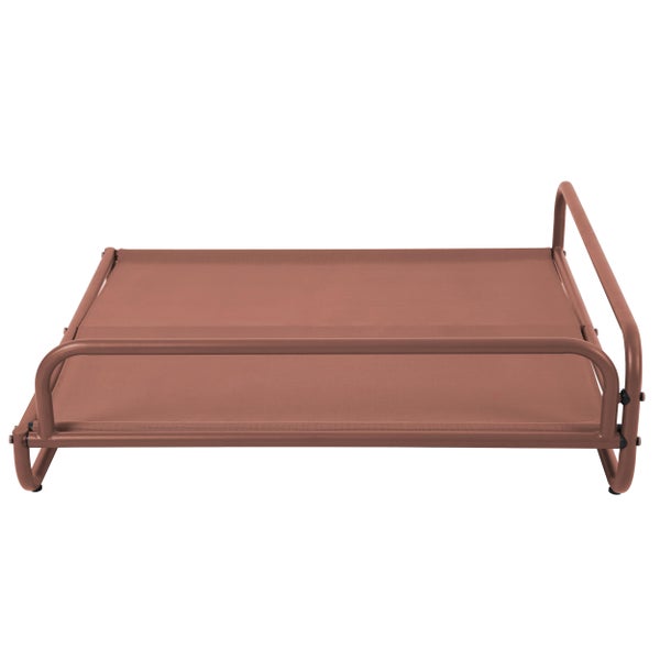 Erhöhte Hundeliege mit Metallrahmen und Netzgewebe in Terracotta.