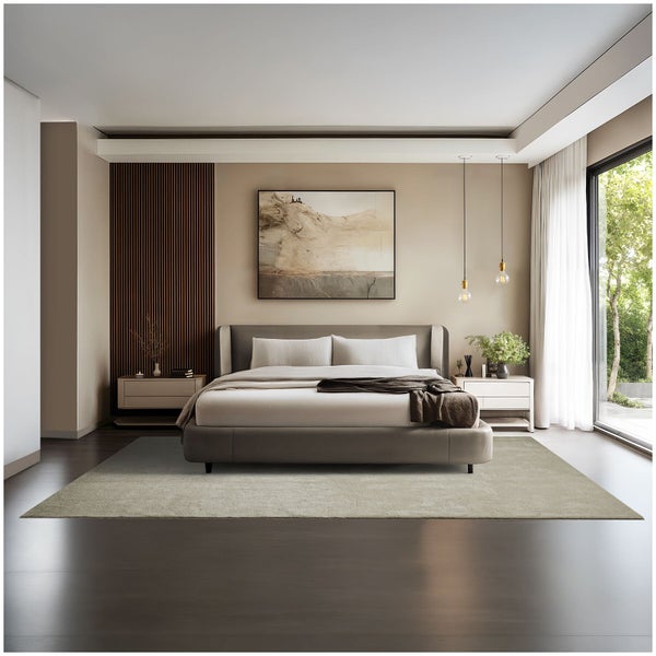 Modernes, helles Schlafzimmer mit großem Polsterbett, strukturiertem Teppich, Holzpaneelen an der Wand und großem Fenster mit weißen Vorhängen.