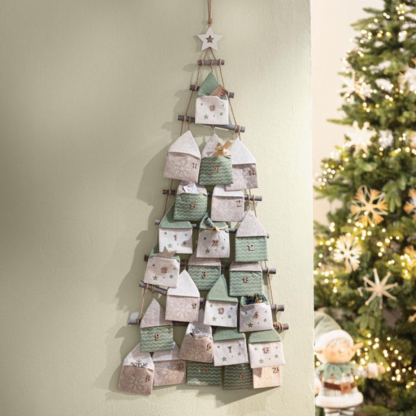 Wandadventskalender in Tannenbaumform aus Holzstäben mit 24 Stoffbeuteln für Weihnachtsdekoration.