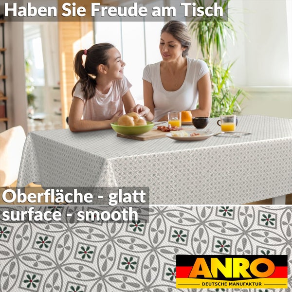 Frau und Kind an einem hellen Esstisch mit einer glatten, geometrisch gemusterten ANRO Tischdecke. ANRO Logo.