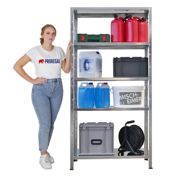 Regalsystem mit Lagerbehältern und einer stehenden Person