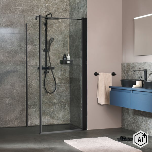 Moderne Duschkabine mit schwarzem Rahmen und Duschsystem in einem Badezimmer mit Steinfliesen und blauem Waschbeckenunterschrank.