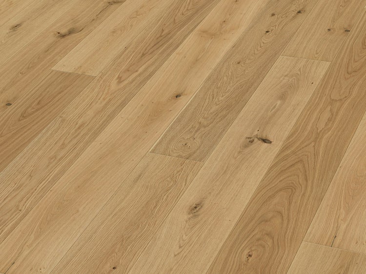 Laminatboden mit natürlicher Eichenholzoptik und strukturierter Oberfläche.
