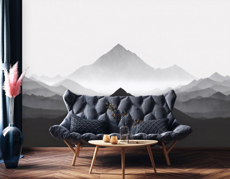 Gemütliches Wohnzimmer mit Sofa, Couchtisch und Berg-Tapete