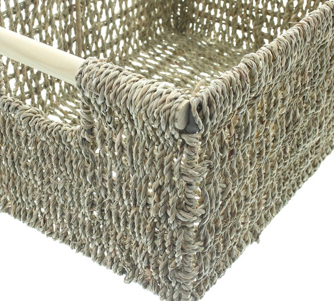 Geflochtener Korb mit Holzgriff