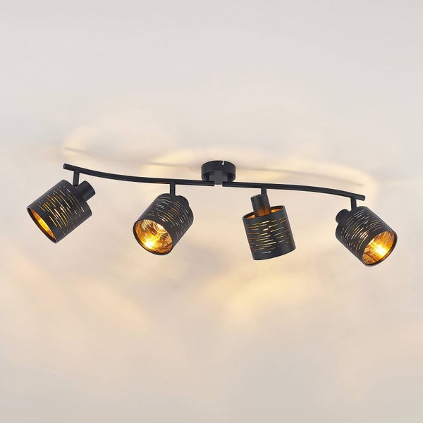 Vierflammiger Deckenstrahler in Schwarz mit geschwungener Stange, goldfarbenen Schirm-Innenseiten und dekorativen Schlitzen.