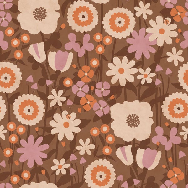 Retro-Blumentapete mit verschiedenen Blüten und Marienkäfern in gedeckten Erdtönen.