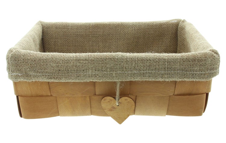Eckiger Dekokorb aus geflochtenem Holz mit Jute-Auskleidung und hängendem Holzherz.