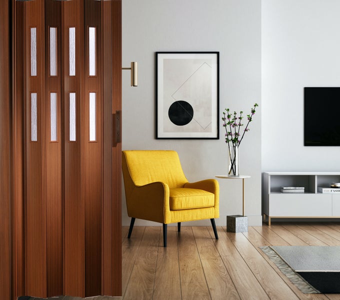 Holzschiebetür mit transparenten Einsätzen in einem hellen Wohnraum