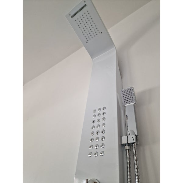 Weißes Duschpaneel mit Überkopfbrause, Schwalldusche, Massagedüsen und Handbrause.