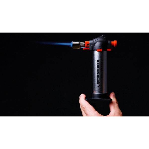 Rothenberger Industrielötgerät in der Hand mit Flamme