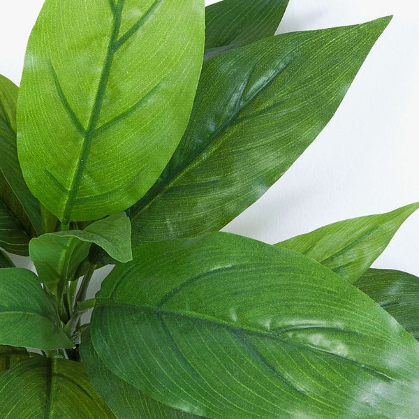 Nahaufnahme von grünen künstlichen Blättern einer Kunstpflanze mit sichtbarer Blattaderung.