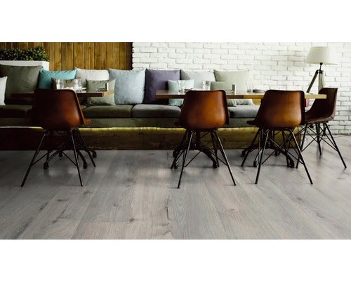 Verlegtes Laminat mit Holzoptik