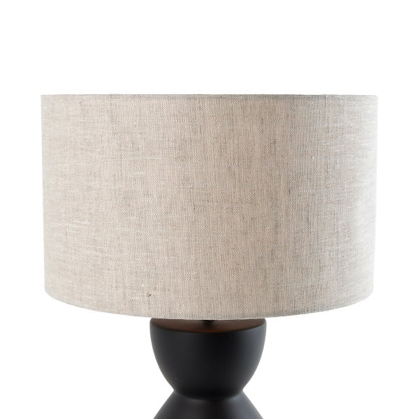 Tischleuchte mit Stoffschirm und dunklem Sockel