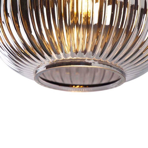 Detailansicht einer Glaspendelleuchte mit gerippter Oberfläche