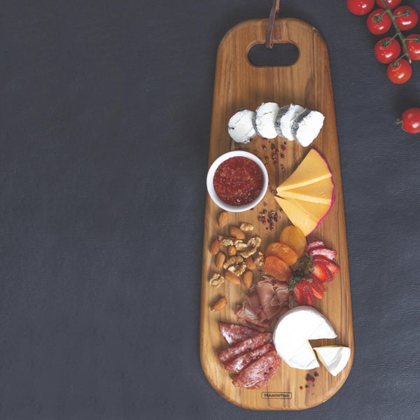 Holzbrett mit Käse, Wurst, Obst und Nüssen