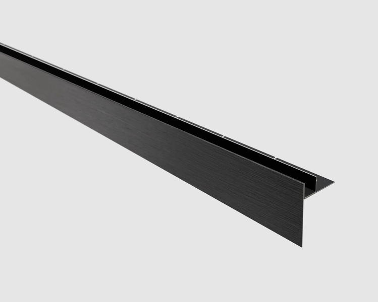 Dunkles, gebürstetes Metallprofil für Fliesen und Bodenbeläge in L-Form.