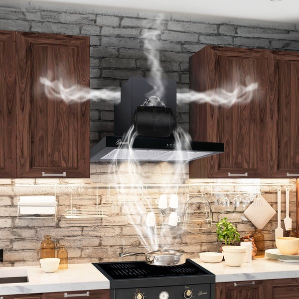 Wandesse von Gurari in einer Küche mit Backsteinwand, integriert zwischen Holzschränken über einem Induktionskochfeld mit dampfender Pfanne.
