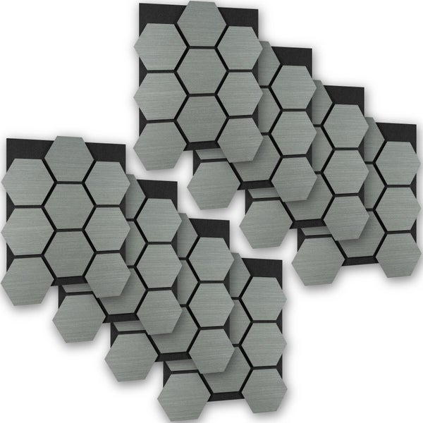 Sechseckige Wandpaneele aus gebürstetem Aluminium in Metalloptik auf einer Trägerplatte.