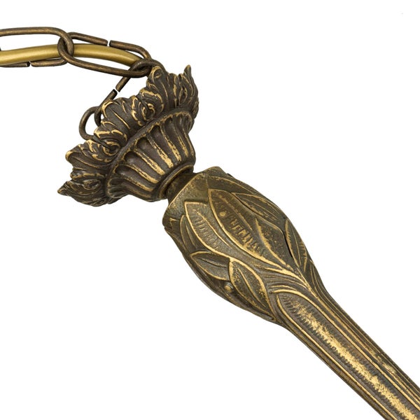 Detail einer Pendelleuchte mit Kettenaufhängung und floralem Dekor