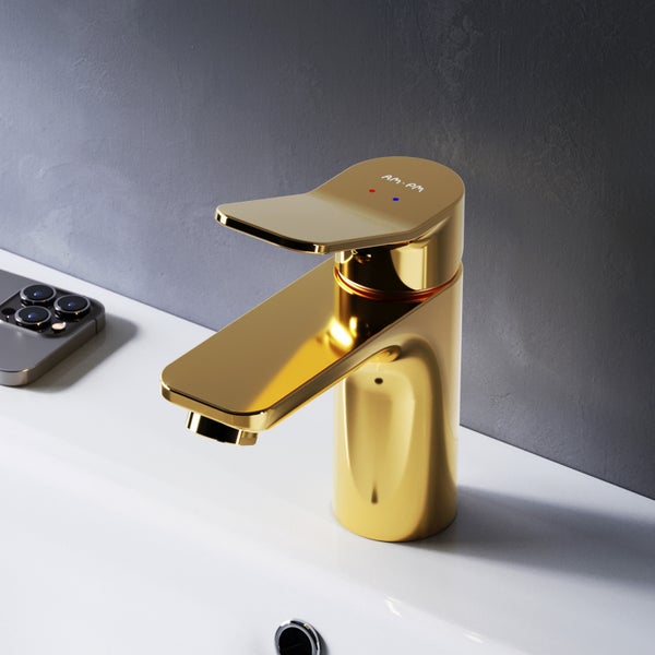 Zwei Kabelkanäle mit Klebestreifen