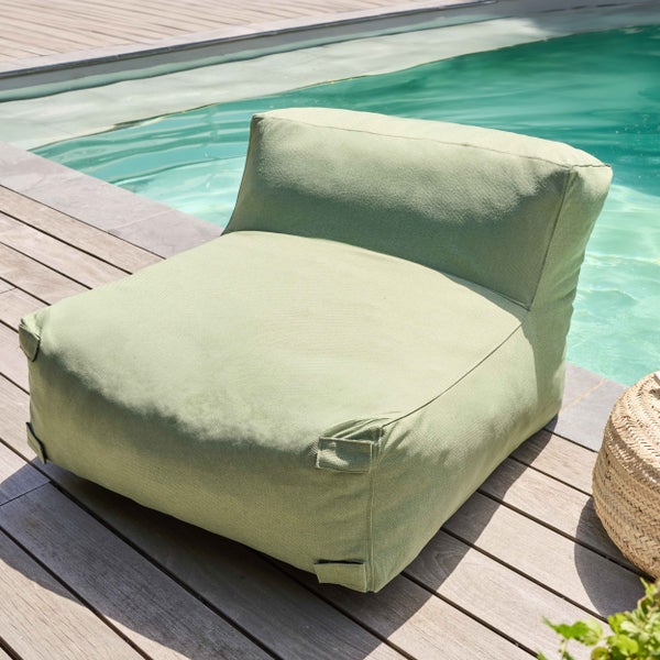 Grüner Outdoor Sitzsack mit Rückenlehne am Pool auf einer Holzterrasse.