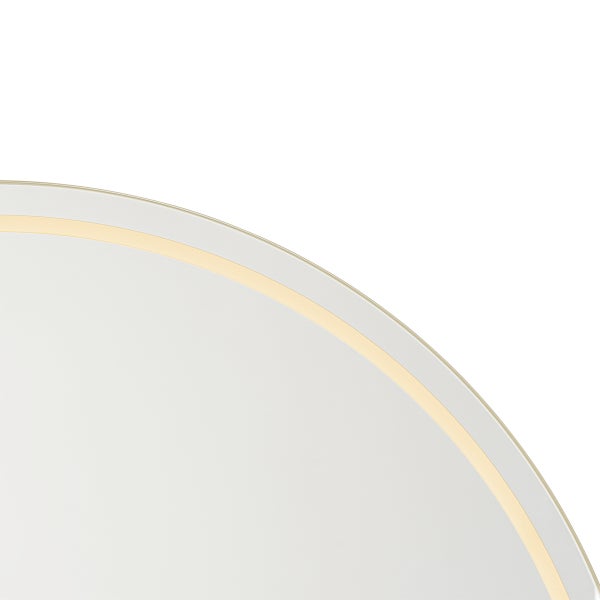 Detailaufnahme einer runden Deckenleuchte mit einem schmalen goldenen Rand.