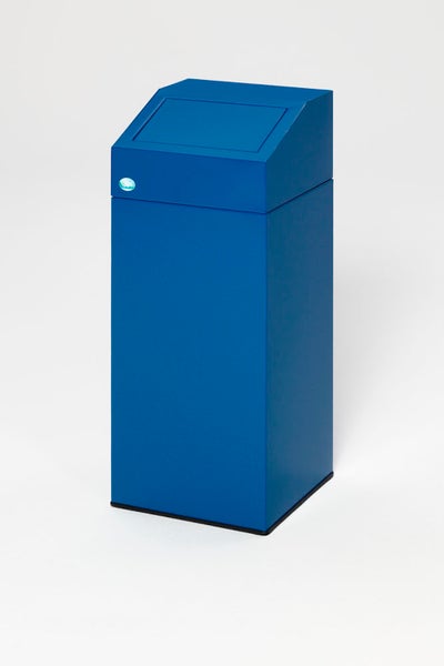 Blauer Abfalleimer aus Metall mit schrägem Deckel und Einwurfklappe in rechteckiger Form.