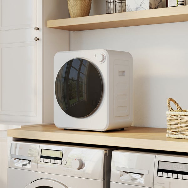 Szene mit einer Frau, die ein Handtuch an einem Wäschetrockner bei 60 Grad riecht, mit Hinweisen zu Sterilisation, Regentagen, häufiger Platzierung und begrenztem Balkonplatz.