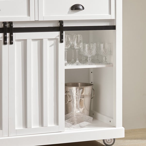 Weißer Küchenschrank mit Gläsern, Eiskübel und Karaffe