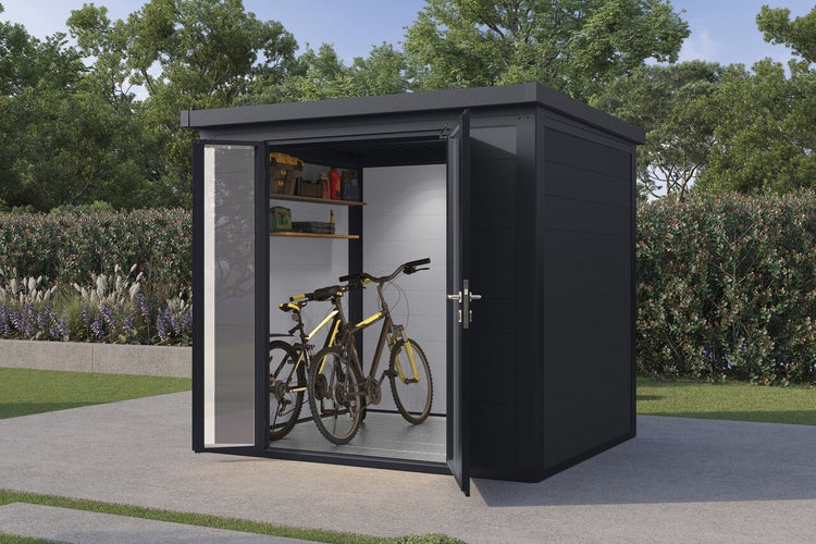 Modernes Gartenhaus aus Metall mit Pultdach und Flügeltür, in einem Garten aufgestellt, innen mit Fahrrädern und Regalen eingerichtet.