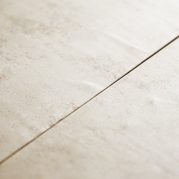 Nahaufnahme einer Fliese mit natursteinartiger Oberflächenstruktur für Boden oder Wand