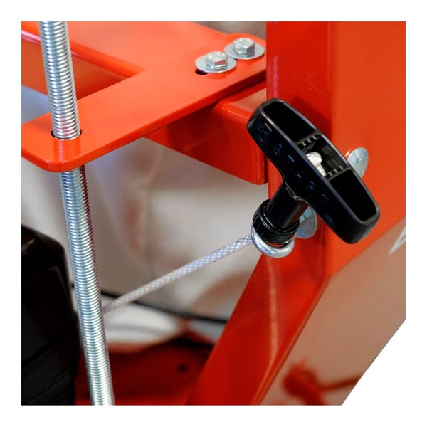 Detailansicht einer Befestigung mit Schrauben, Gewindestange und T-Griff