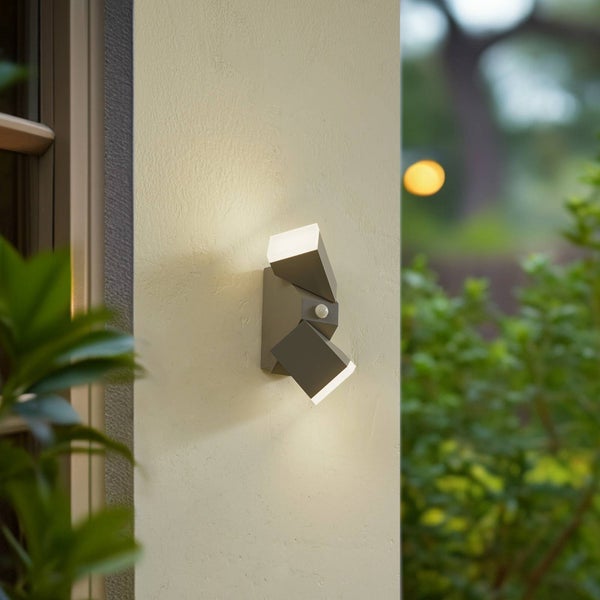 Moderne Außenwandleuchte in Anthrazit mit zwei verstellbaren LED-Lichtköpfen und integriertem Bewegungsmelder.