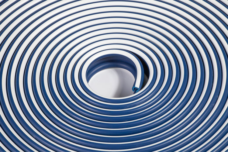 Blau-weißes aufgerolltes Pool-Folien-Einhängeprofil aus Kunststoff.