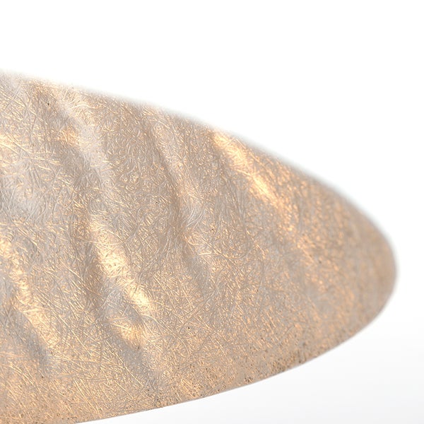 Nahaufnahme einer Hängeleuchte mit Schirm