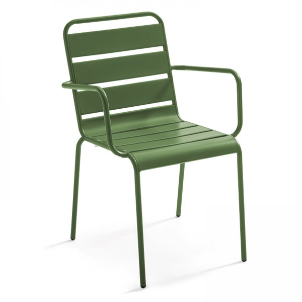 Grüner Gartenstuhl aus Metall mit Armlehnen, Sitzfläche und Rückenlehne im Latten-Design.