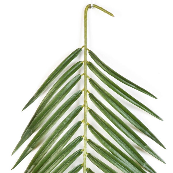 Detailaufnahme einer künstlichen Bambuspflanze mit vielen grünen Blättern und naturgetreuen braunen Halmen.