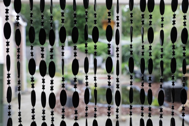 Dekorative Perlenvorhang mit ovalen und rautenförmigen Elementen