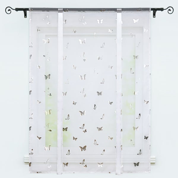 Gardine mit Schmetterlingsmotiv vor einem Fenster