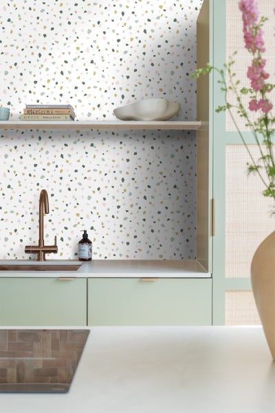 Küchenszene mit Arbeitsplatte und Wand mit Terrazzo-Muster