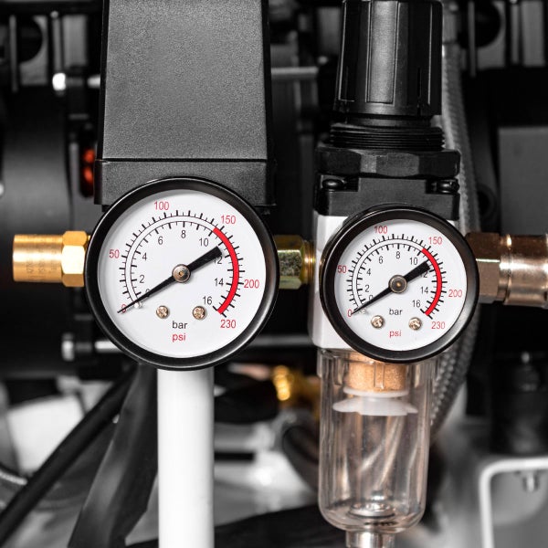 Detailansicht von zwei Manometern zur Druckmessung an einem Kompressor