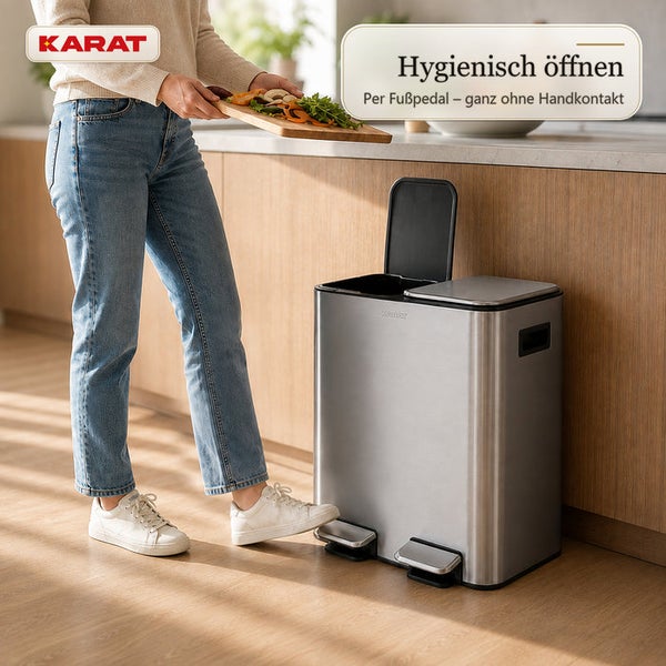 Person in Küche bedient Karat Mülltrennsystem mit Fußpedal für hygienische Abfallentsorgung ohne Handkontakt.